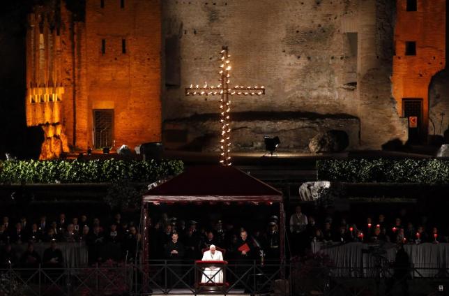 Pope Francis attends the Via Crucis (Way of the Cross) procession during Good Friday celebrations in front of the Colosseum in Rome April 18, 2014. Holy Week is celebrated in many Christian traditions during the week before Easter.    REUTERS/Tony Gentile   (ITALY - Tags: RELIGION)